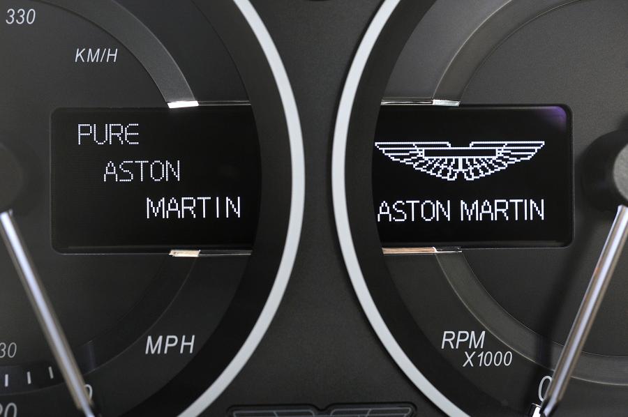 Панель приборов Aston Martin Vanquish 2012 года  (UK) (фото 88 из 170)
